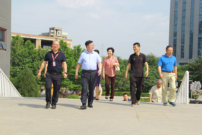 全国人大常委会委员、全国人大华侨委副主任委员、致公党中央副主席曹鸿鸣一行莅临维纳股份考察指导